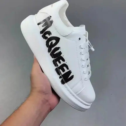 Alexander McQueen de perfil bajo en blanco, zapatilla de firma de mujer