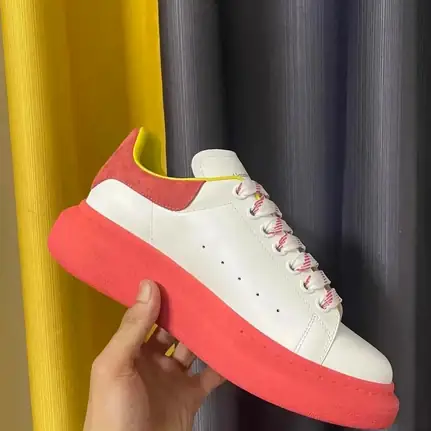 Alexander McQueen de perfil bajo en rojo, zapatilla de firma de mujer