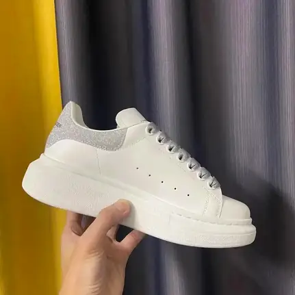 Alexander McQueen de perfil bajo en rosa, zapatilla de firma de mujer