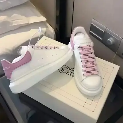 Alexander McQueen de perfil bajo en rosa, zapatilla de firma de mujer