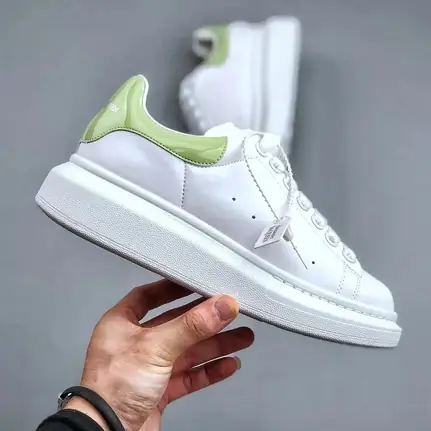 Alexander McQueen de perfil bajo en verde, zapatilla de firma de mujer