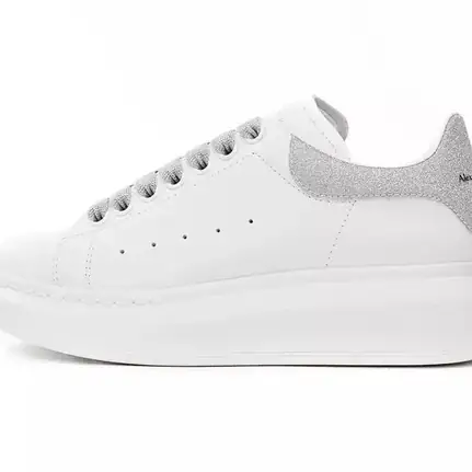 Alexander McQueen de suela gruesa en blanco, zapatilla de firma de mujer