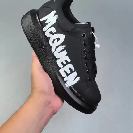 Alexander McQueen Oversized de perfil bajo en negro, zapatilla de firma de mujer