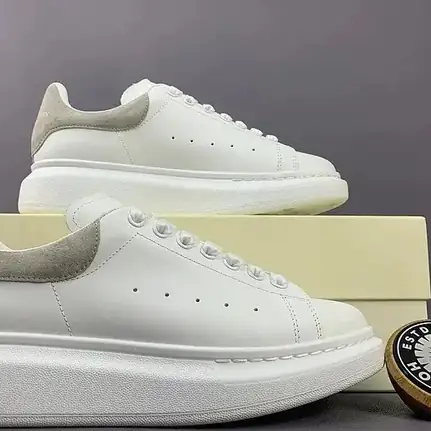 Alexander McQueen Oversized de perfil bajo en blanco, zapatilla de firma de mujer
