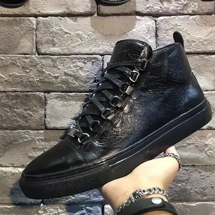 Balenciaga de caña alta en negro, zapatilla de firma de mujer