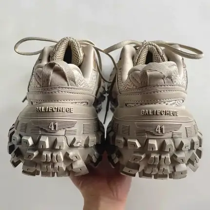 Balenciaga Defenders de suela gruesa en beige, zapatilla de firma de mujer