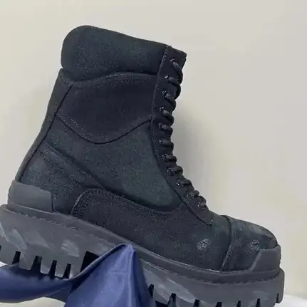Balenciaga Strike de suela dentada, bota de mujer