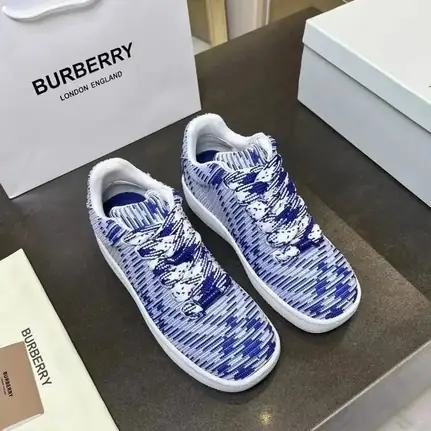 Burberry de perfil bajo en azul, zapatilla de firma de mujer