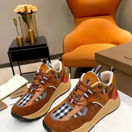Burberry de perfil bajo en beige, zapatilla de firma de mujer