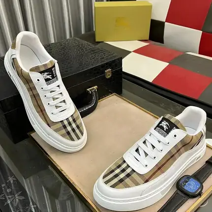 Burberry de perfil bajo en beige · variante 3, zapatilla de firma de mujer