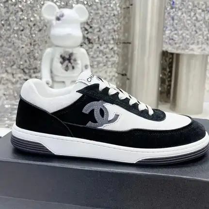 Chanel de perfil bajo en azul, zapatilla de firma de mujer