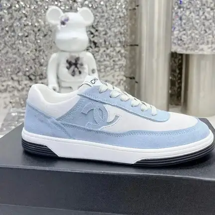 Chanel de perfil bajo en azul, zapatilla de firma de mujer