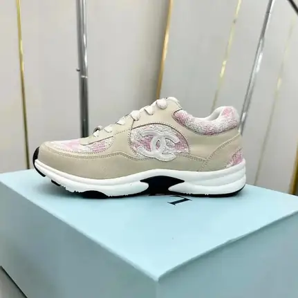 Chanel de running en beige, zapatilla de firma de mujer