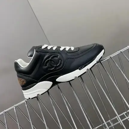 Chanel de running en negro, zapatilla de firma de mujer