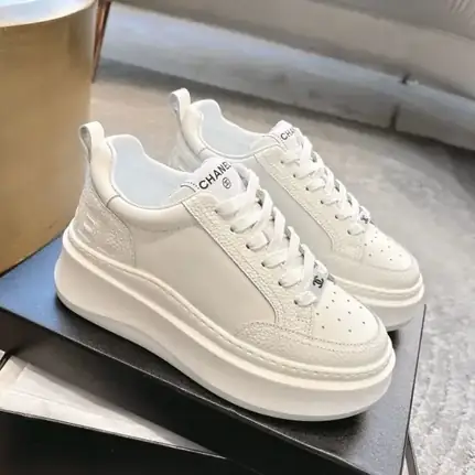 Chanel de suela gruesa en blanco · variante 3, zapatilla de firma de mujer