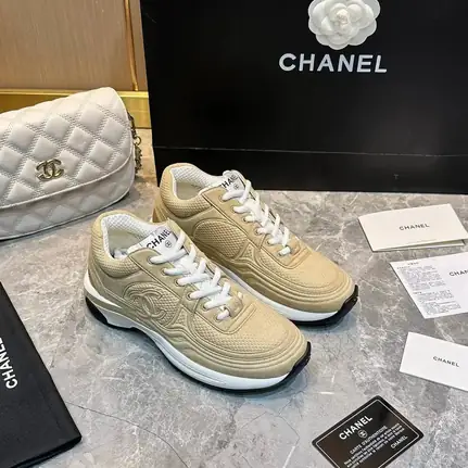 Chanel Sporty de running en blanco, zapatilla de firma de mujer