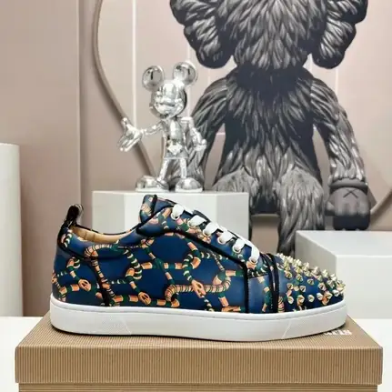 Christian Louboutin de perfil bajo en azul, zapatilla de firma de mujer