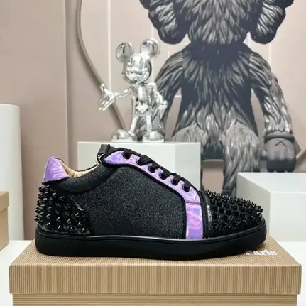 Christian Louboutin de perfil bajo en rojo, zapatilla de firma de mujer