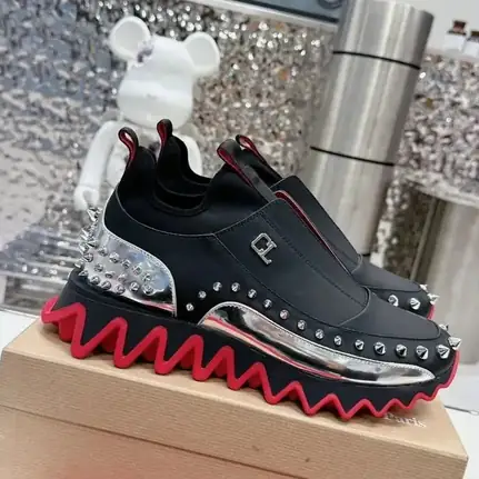 Christian Louboutin de suela gruesa en negro, zapatilla de firma de mujer