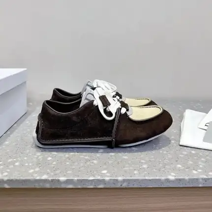 Dior de líneas limpias en beige, zapatilla de firma de mujer