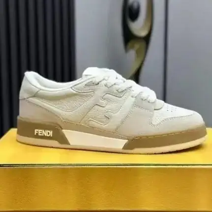 Fendi de perfil bajo en beige, zapatilla de firma de mujer