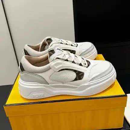 Fendi de suela gruesa en blanco, zapatilla de firma de mujer