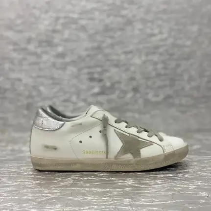 Golden Goose de líneas limpias en blanco, zapatilla de firma de mujer