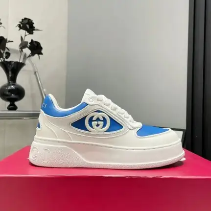 Gucci de perfil bajo en azul, zapatilla de firma de mujer