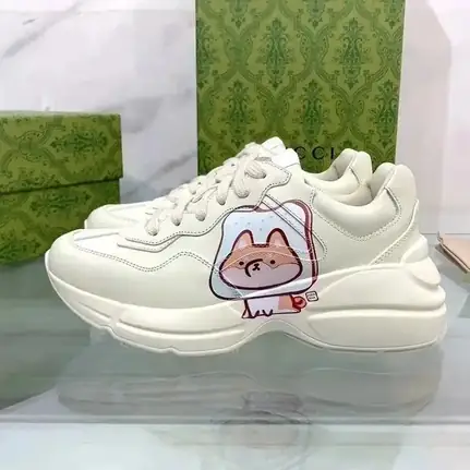Gucci de perfil bajo en beige, zapatilla de firma de mujer