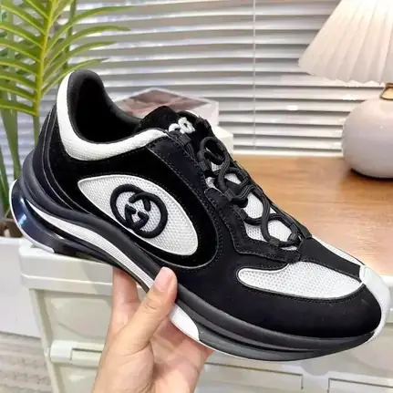 Gucci de perfil bajo en negro, zapatilla de firma de mujer