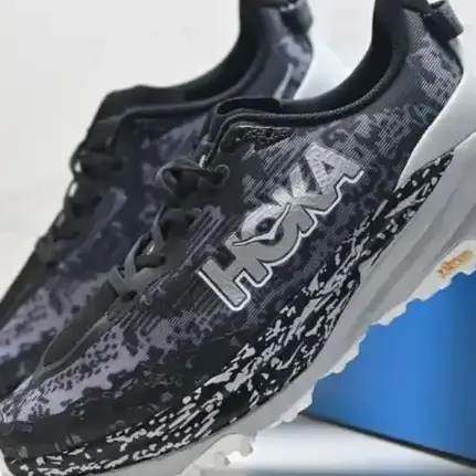 Hoka de running en negro, zapatilla de running de mujer