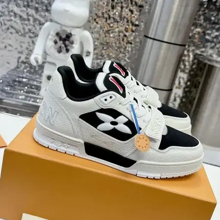 Louis Vuitton de perfil bajo en azul, zapatilla de firma de mujer