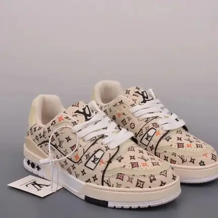 Louis Vuitton de perfil bajo en blanco, zapatilla de firma de mujer