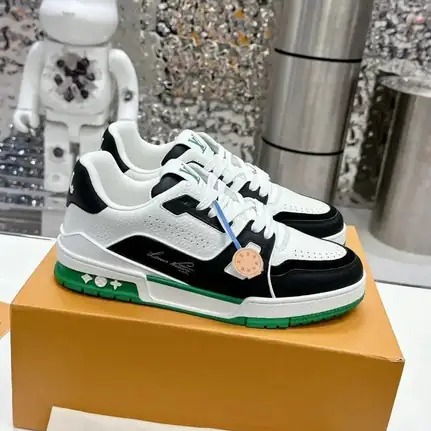 Louis Vuitton de perfil bajo en gris, zapatilla de firma de mujer