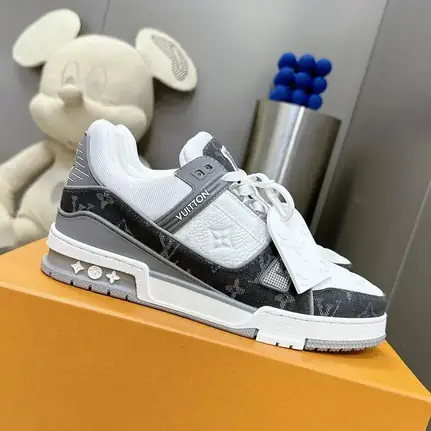 Louis Vuitton de perfil bajo en gris, zapatilla de firma de mujer