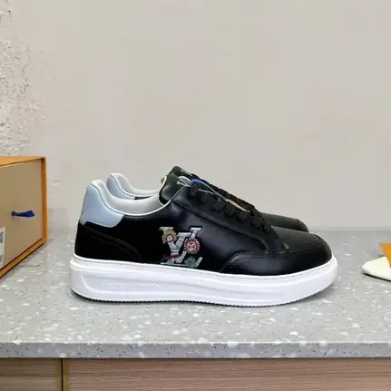 Louis Vuitton de perfil bajo en negro · variante 3, zapatilla de firma de mujer