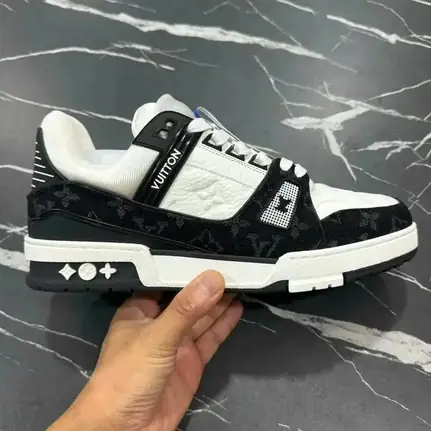 Louis Vuitton de perfil bajo en negro, zapatilla de firma de mujer