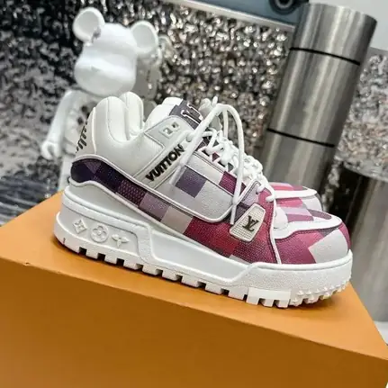 Louis Vuitton de suela gruesa en rosa, zapatilla de firma de mujer