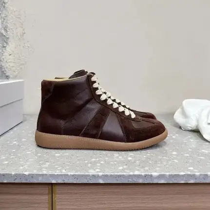 Maison Margiela de líneas limpias en marrón, zapatilla de firma de mujer