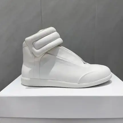 Maison Margiela de líneas limpias en rojo, zapatilla de firma de mujer