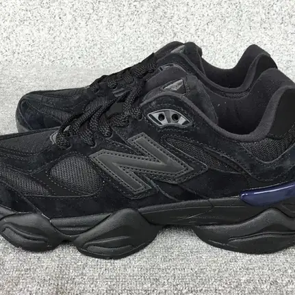 New Balance 9060 de suela gruesa en negro · variante 2, zapatilla de running de mujer