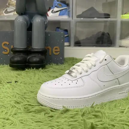 Nike Air Force 1 estilo skate en blanco, zapatilla de diario de mujer