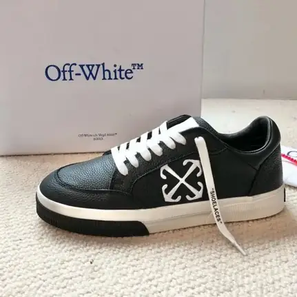 Off-White de perfil bajo en negro, zapatilla de firma de mujer