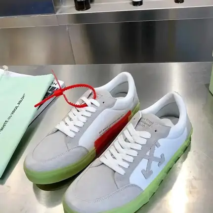 Off-White Vulcanized de perfil bajo en verde, zapatilla de firma de mujer