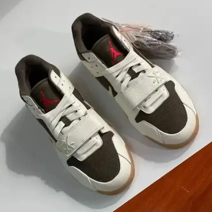 Jump-man de perfil bajo en blanco, zapatilla de diario de mujer