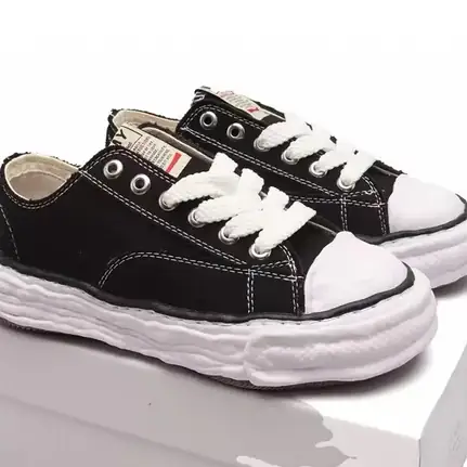 Maison Mihara Yasuhiro de perfil bajo en negro · variante 2, zapatilla de diario de mujer