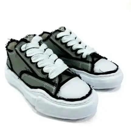 Maison Mihara Yasuhiro de perfil bajo en negro, zapatilla de diario de mujer
