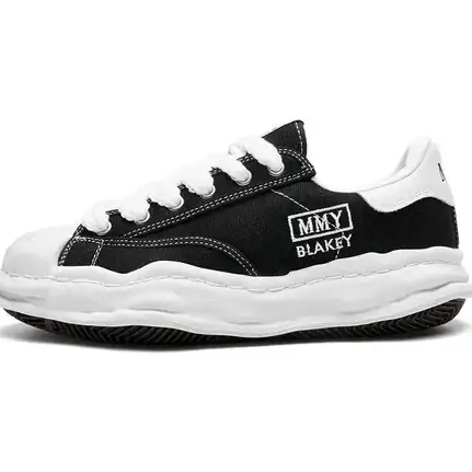 Maison Mihara Yasuhiro de suela gruesa en negro, zapatilla de suela alta de mujer