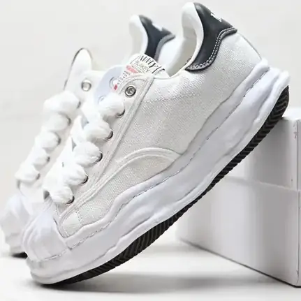 Maison Mihara Yasuhiro estilo skate en blanco, zapatilla de diario de mujer
