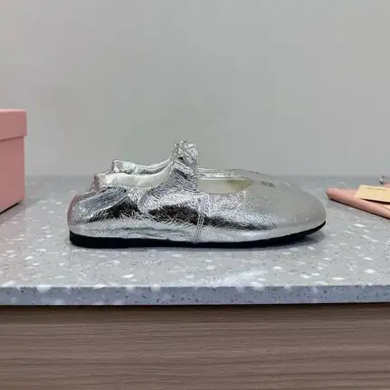 Zapatilla de diseño propio de líneas limpias en gris, zapatilla de diario de mujer